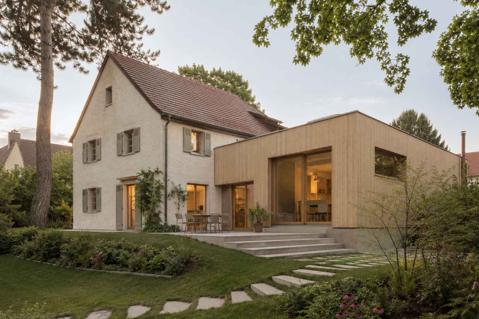 Wohnhaus mit seitlichem Anbau und Terrasse zum Garten