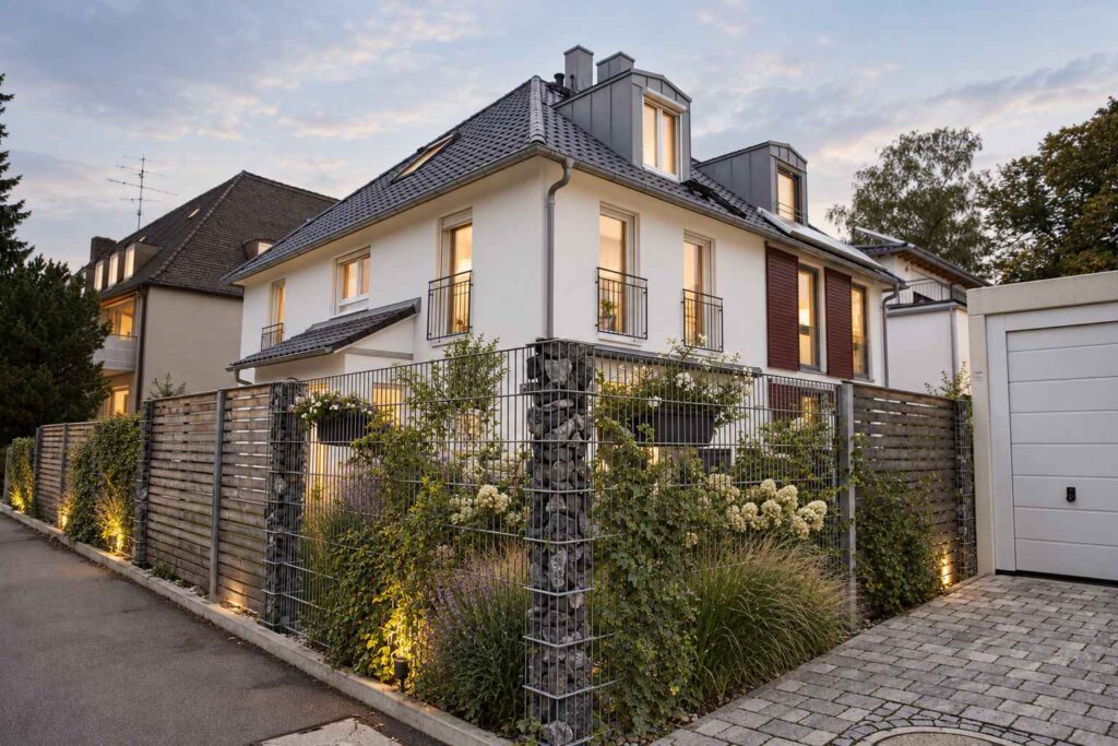 Straßenansicht des Einfamilienhauses in München-Laim mit heller Fassade und dunklem Dach