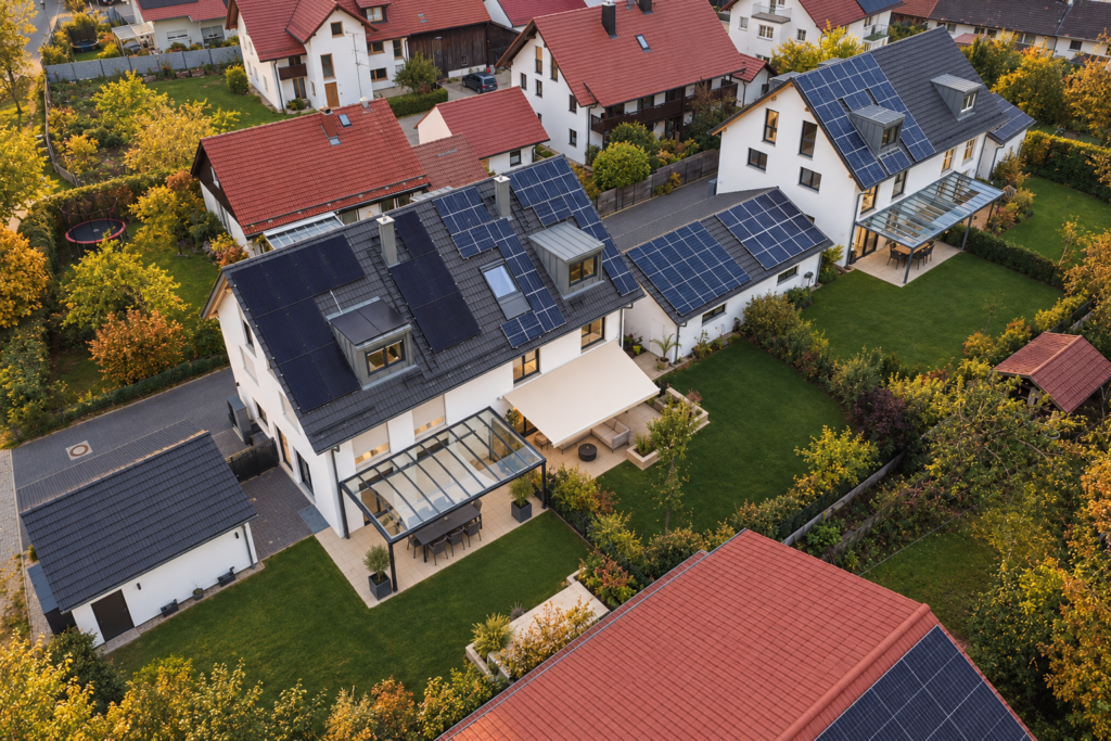 Doppelhäuser in Eresing mit Solarmodulen, Terrassen und Gärten in erhöhter Ansicht